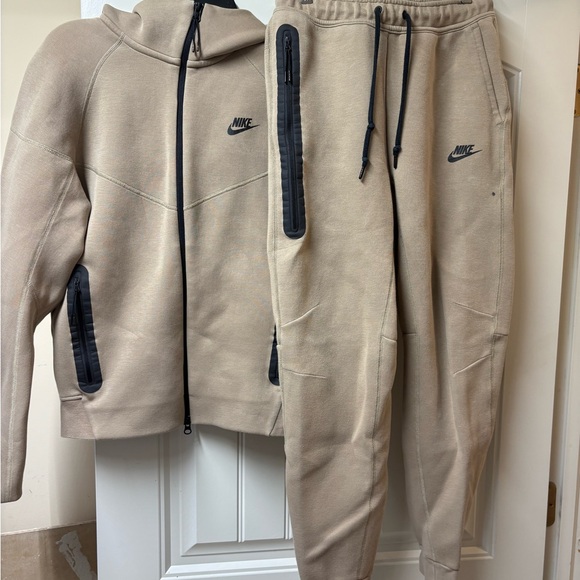 Nike Men's Beige tech gear Joggers and hoodie with Black Accents - Picture 8 of 8